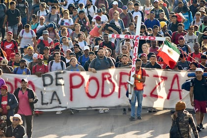 Migrantes se desplazan en caravana rumbo a Estados Unidos.