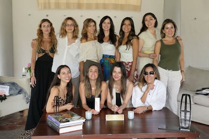 Tepoztlán fue el escenario perfecto donde influencers, emprendedoras y actrices se reunieron en busca de inspiración y herramientas para alcanzar sus metas más audaces. Durante este enriquecedor encuentro, compartieron conocimiento, experiencias y realizaron networking, todo ello enfocado en lograr sus objetivos con bienestar integral. Este retiro no solo fortaleció sus habilidades profesionales, sino también su crecimiento personal, en un entorno de armonía y naturaleza.