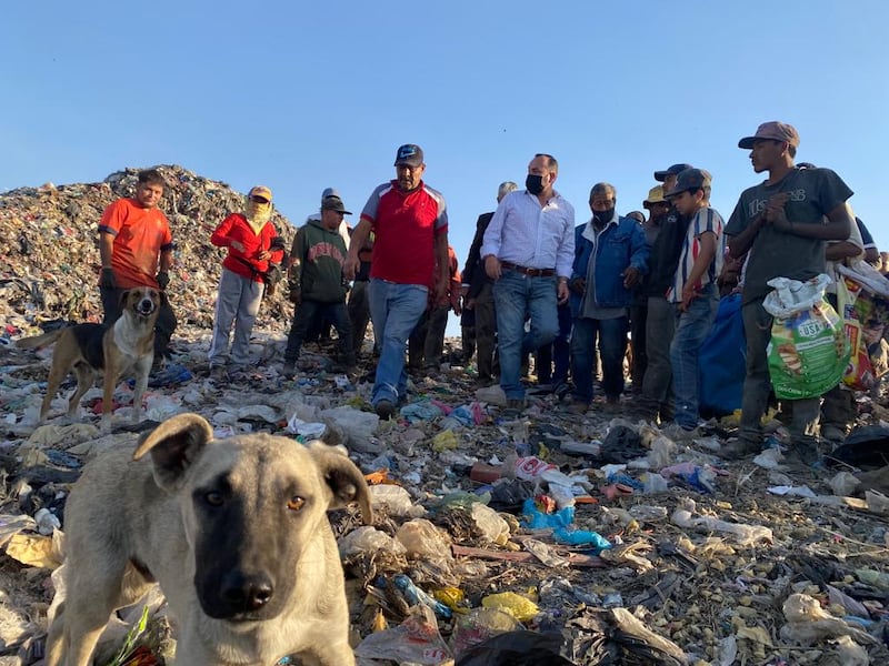 Autoridades supervisaron que en efecto se estuviera sacando la basura del vertedero.