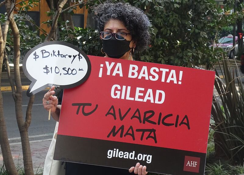 Defensores sociales protestan por los precios y nulo acceso a los medicamentos a personas de recursos limitados.