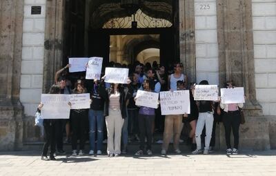 La agresión fue perpetrada supuestamente por un exestudiante de 21 años de edad, quien periódicamente ingresaba al plantel educativo.