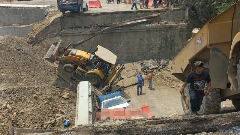Derrumbe de puente en Tamazunchale deja trabajadores heridos