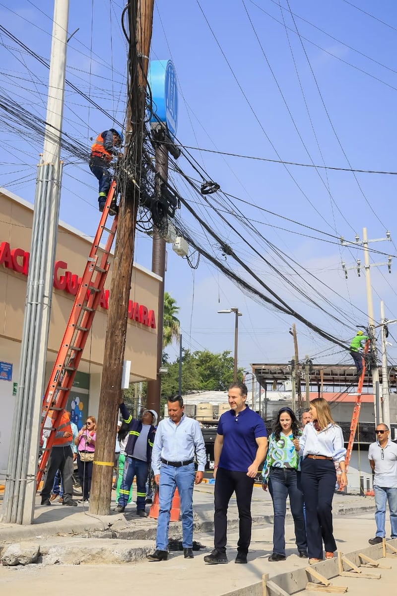 El alcalde Adrián de la Garza supervisó el retiro del cableado.