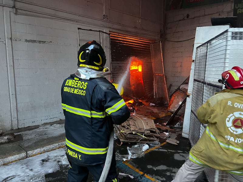 Incendio en bodega de calzado en Tepito