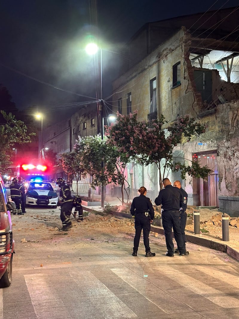 Edificio se derrumba en la colonia Guerrero por daños tras sismo