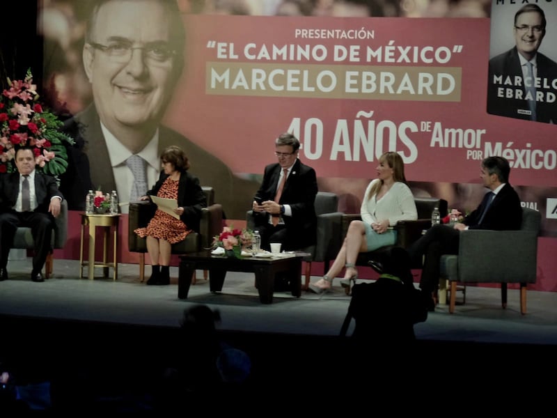 Ebrard presentó su libro en el Aula Magna de la UANL.