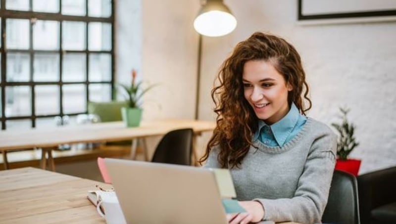 La generación X (49 %) y los millennials (48 %) son los que más hablan de salud en el trabajo. | Foto: Referencial