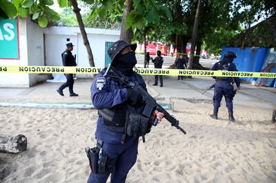 ACAPULCO, GUERRERO, 30AGOSTO2019.- Un joven fue asesinado esta tarde en el área de baños públicos de la concurrida playa Papagayo de Acapulco. Policías estatales fueron los primeros en llegar a la escena para resguardan el lugar, mientras que el Servicio Médico Forense trasladó el cuerpo en calidad de desconocido.
FOTO: CARLOS ALBERTO CARBAJAL /CUARTOSCURO.COM