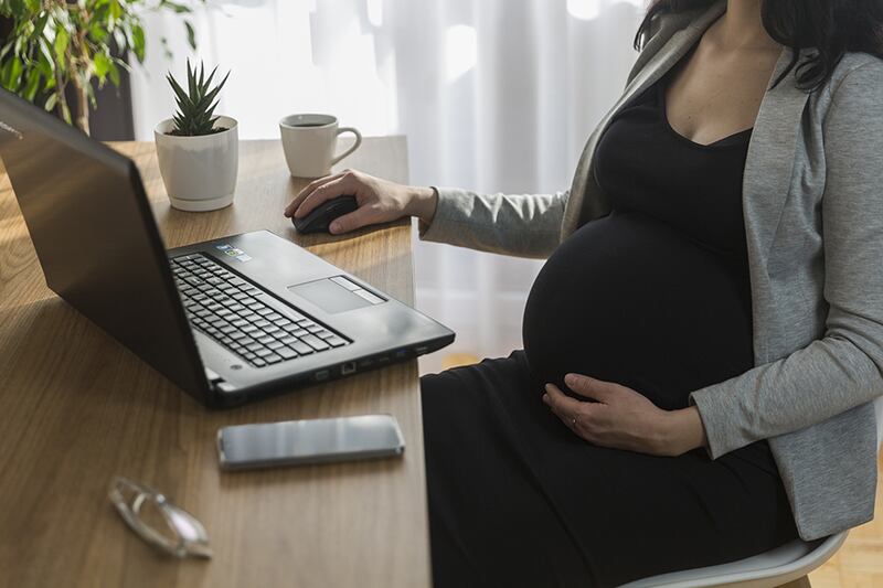 Mujer embarazada home office