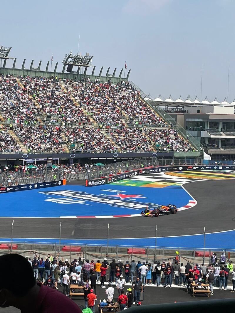 El Autódromo Hermanos Rodríguez luce con distintas playeras de dinstintas escuderías