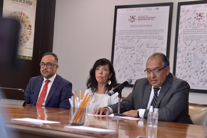 Nuria Fernández Espresate,  titular del DIF, y Oliver Castañeda Correa, titular de la Procuraduría Federal de Protección de Niñas Niños y Adolescentes (Cortesía / DIF)