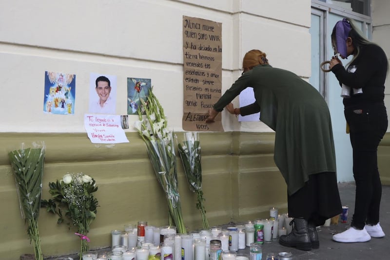 Despiden con flores y exigencia de justicia al alcalde Alejandro Arcos