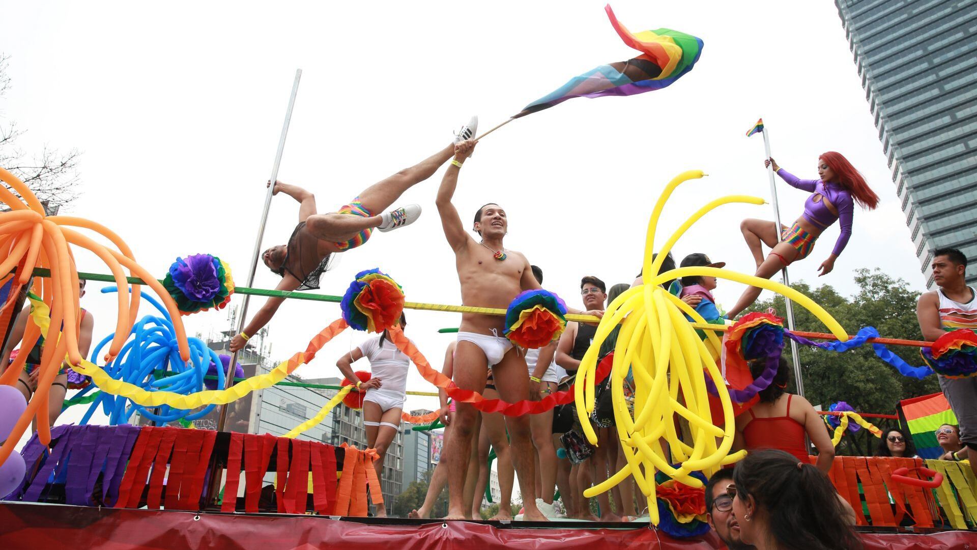 Participantes desfilan en la 44 edición de la Marcha del Orgullo LGBTTTIQ+ realizada en CDMX.