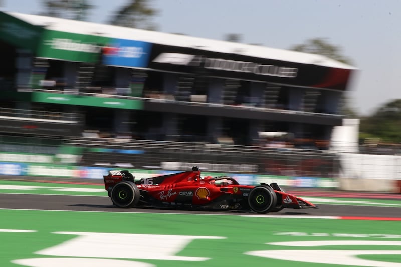 Charles Lecrerc pasando por la zona del Foro Sol en el GP de México.