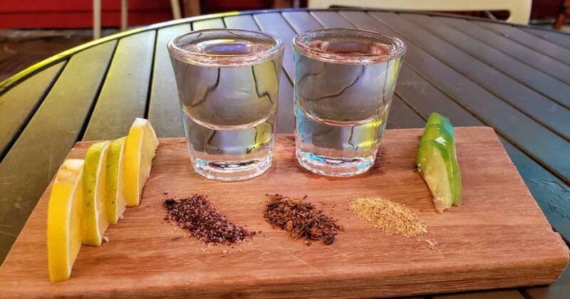 El mezcal es un alcohol imperdible para poder disfrutar tus platillos favoritas con un toque más fuerte.