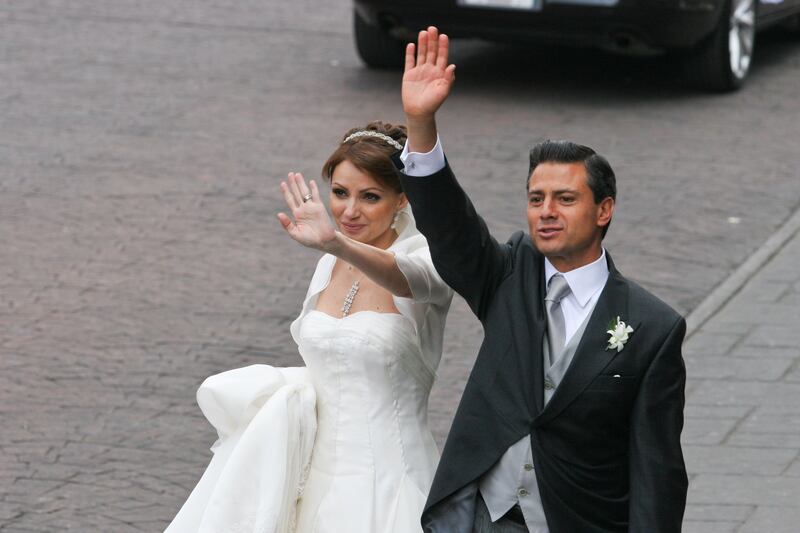 TOLUCA, ESTADO DE MÉXICO, 27NOVIEMBRE2010.- Angélica Rivera y Enrique Peña Nieto, gobernador del Estado de México, contrajeron nupcias en la Catedral de Toluca.
FOTO: ISAAC ESQUIVEL/CUARTOSCURO.COM