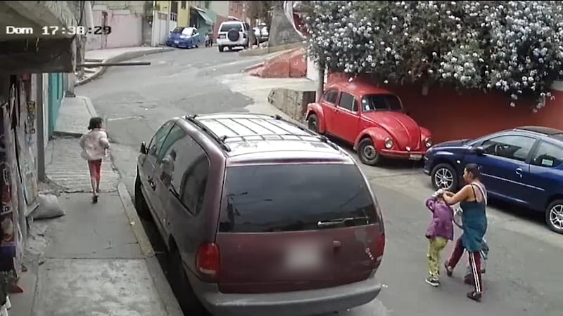 Captan a mujer agrediendo a una menor en calles de Cuautepec