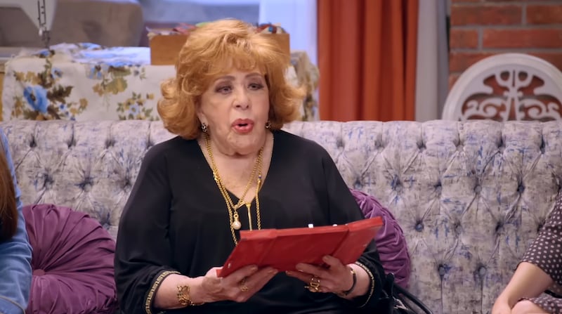 Silvia Pinal en el episodio Una familia de cien de la serie 'Una familia de diez'