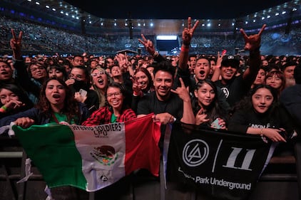 Con la convicción de empezar una nueva etapa a nivel profesional y con el objetivo de reconquistar a sus fanáticos, Linkin Park hizo oficial su visita a México con su presentación en el Estadio GNP Seguros, recinto que fue testigo de temas como "Hybrid Theory”, “Meteora”, "The Emptiness Machine” y "Burn It Down”, los cuales fueron ovacionados por la interpretación de Emily Armostrong, la nueva vocalista de la agrupación, quien no dejó de agradecer el apoyo del público mexicano.