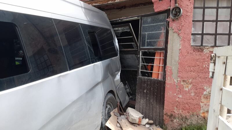 El choque de la camioneta dejó 15 personas lesionadas, no presta un servicio de transporte regulado.