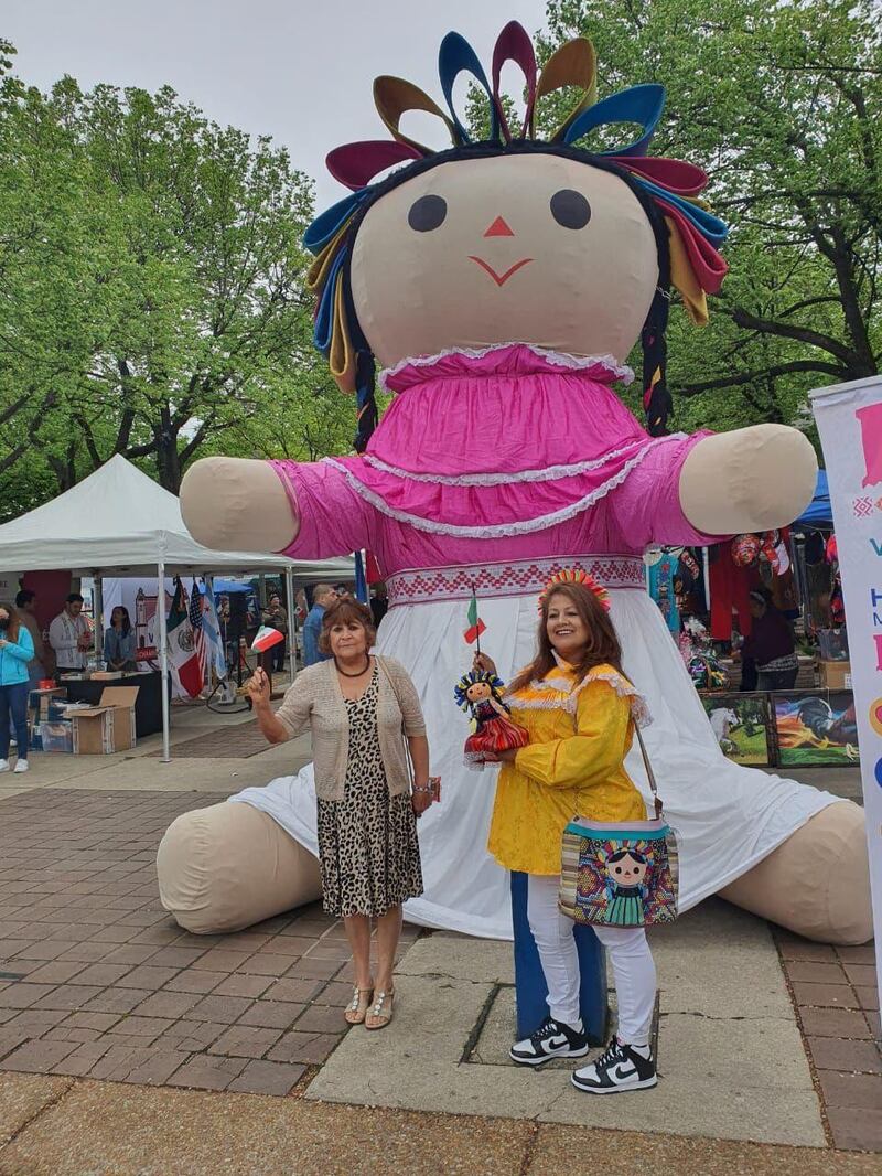 Las personas hicieron fila para tomarse foto con la tradicional muñeca. (Cortesía)