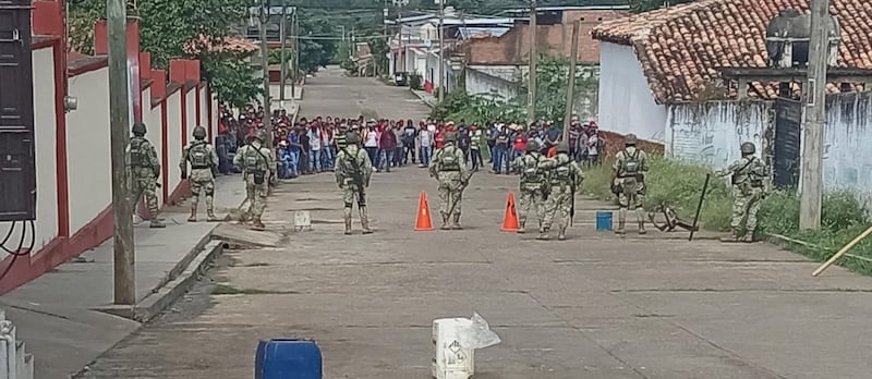 Pobladores retienen a militares