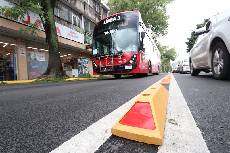 Ni siquiera para dar vuelta, los automovilistas deben invadir el carril exclusivo.