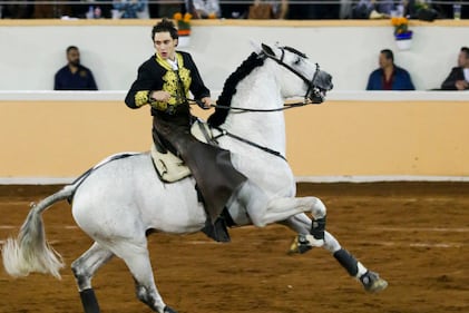 Mia Rubin no ocultó su emoción y nerviosismo al ver a su novio, Tarik Othón, debutar como rejoneador profesional en la primera noche de su carrera. Ante un lleno total en la Plaza de Toros de Provincia Juriquilla, Tarik tomó la alternativa de manos de Diego Ventura, quien actuó como padrino, mientras que Diego San Román fue el testigo. La tarde estuvo llena de emoción, destacando la destreza y entrega de Othón en su presentación ante el público.