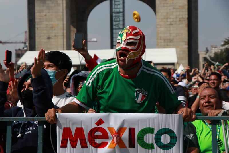 La afición mexicana se congregó en el Monumento a la Revolución. (Nicolás Corte)