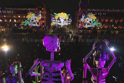 Ofrenda monumental de Día de Muertos embellece el zócalo de la CDMX