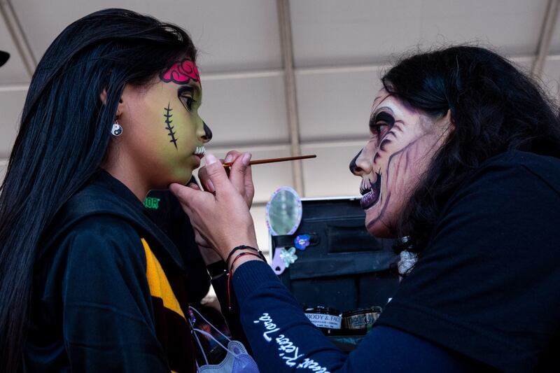 Asistentes comienzan a maquillarse previo a la salida de la edición 2022 de la Marcha Zombie del Monumento a la Revolución al Zócalo capitalino.