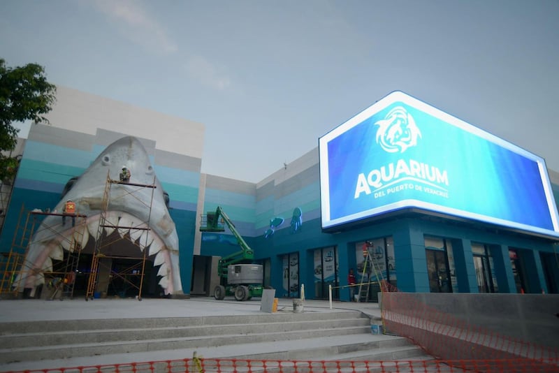 Instalan colosal pantalla interactiva en fachada del Aquarium de Veracruz