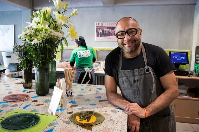 El chef Edo Nakatani fusiona la tradición del udon japonés con sabores mexicanos en su restaurante Fideo Gordo, creando una experiencia culinaria única. Te decimos por qué este restaurante se ha convertido rápidamente en el nuevo hotspot gastronómico de la CDMX