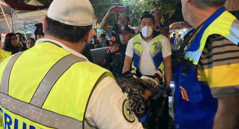 Metro CDMX: Joven entra en labor de parto al bajar escaleras de estación Hidalgo