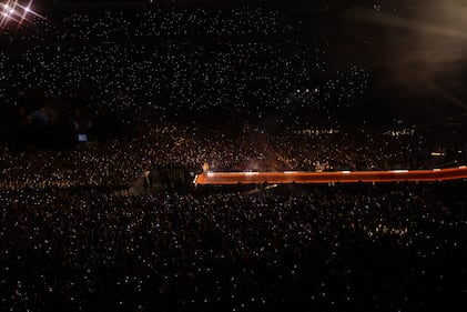 Shakira selló su regreso a México con su primer concierto en Monterrey en el Estadio BBVA, recinto en donde más de 50 mil voces corearon cada una de sus canciones, entre las cuales se encuentran “HipsDon’t Lie”, “La Tortura”, “Soltera”, “Whenever, Wherever”, “Waka Waka”, “Loba”, “BZRP Music Sessions #53”, entre otras. Además de su electrizante show, el público también se sorprendió ante la presencia de personalidades como Andy Benavides y Mariana Rodríguez Cantú.