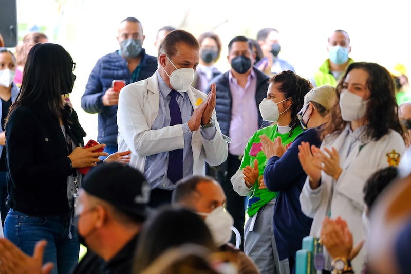 Autoridades reconocieron la labor de Fernando Sánchez Zubieta por su trabajo en atender a pacientes con cáncer.