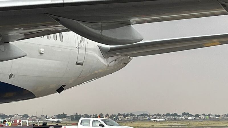 En la parte posterior de uno de los aviones se observa el impacto.