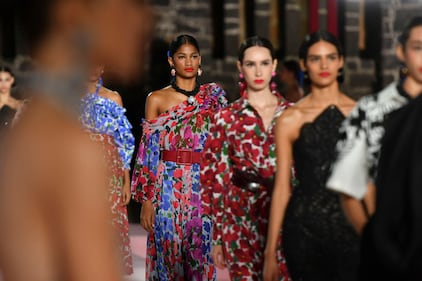 El Museo Anahuacalli de la Ciudad de México, con su arquitectura imponente y conexión con el arte, fue el escenario perfecto para la presentación de la colección Carolina Herrera Resort 2025, a cargo de su director creativo, Wes Gordon.

El desfile, considerado uno de los eventos de moda más relevantes del año en México, atrajo a celebridades, figuras del entretenimiento y la moda, quienes disfrutaron de una velada que fusionó el diseño contemporáneo con la esencia de la cultura mexicana.

La colección, llena de colores vibrantes, estampados florales y siluetas sofisticadas, celebró la femineidad moderna con un guiño a la tradición. El entorno único del Anahuacalli, concebido por Diego Rivera como un homenaje a las culturas prehispánicas, amplificó la narrativa artística de la marca, convirtiendo cada look en una obra de arte en movimiento.

Este evento reafirma la posición de México como epicentro de creatividad y un destino clave en el panorama de la moda global.