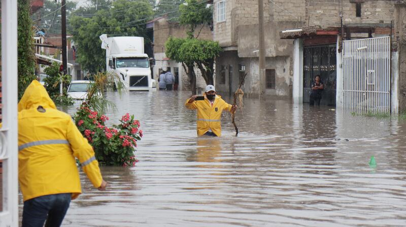 El desbordamiento de la cuenca de Las Pintas en dos ocasiones inundó las colonias aledañas en San Pedro Tlaquepaque y El Salto.