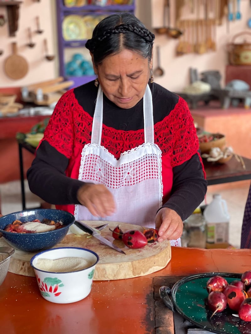 En seis episodios se hace un recorrido por algunas de las regiones del país que cuentan con un enorme impacto cultural e histórico a través de sus deliciosas preparaciones