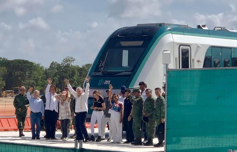 AMLO-gobernadora-Mara-Lezama-Espinosa-banderazo-vagon-tren-maya