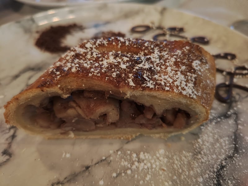 Con el chef Julián Martínez a la cabeza, Terraza Santino ofrece una exquisita selección de pastas frescas, mariscos mediterráneos y más, en un entorno elegante y acogedor