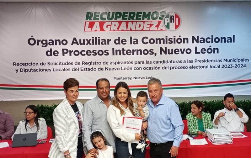 La familia de Lorena de la Garza Venecia la acompañó en el registro.