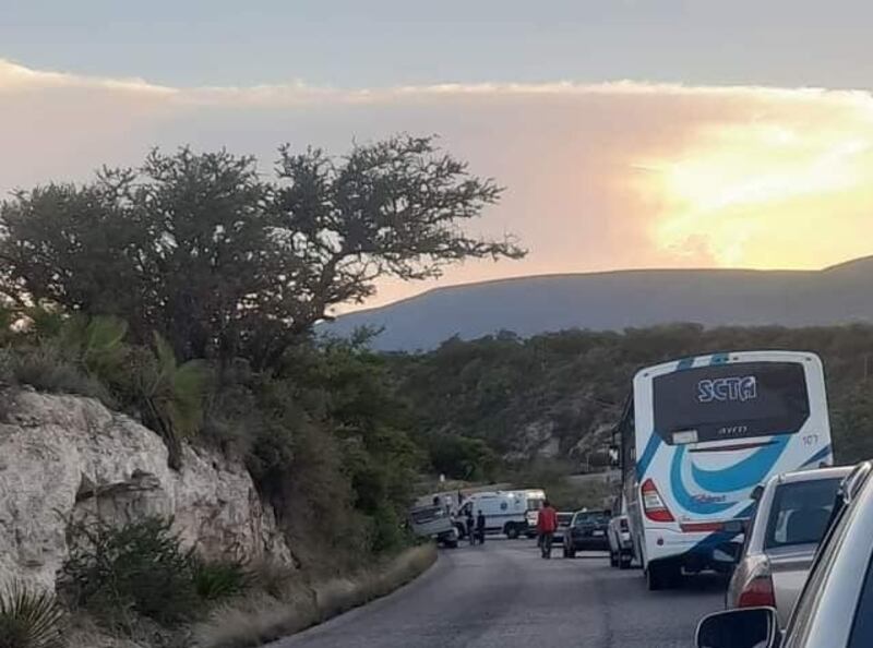 Los cuatro tripulantes de la camioneta murieron.