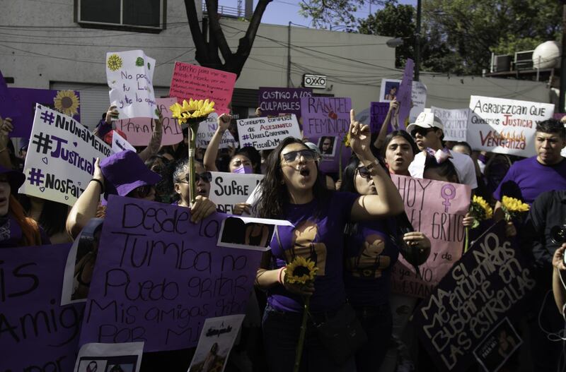 Familiares y amigos de Ariadna Fernanda exigieron justicia en la FGJ de la CDMX.