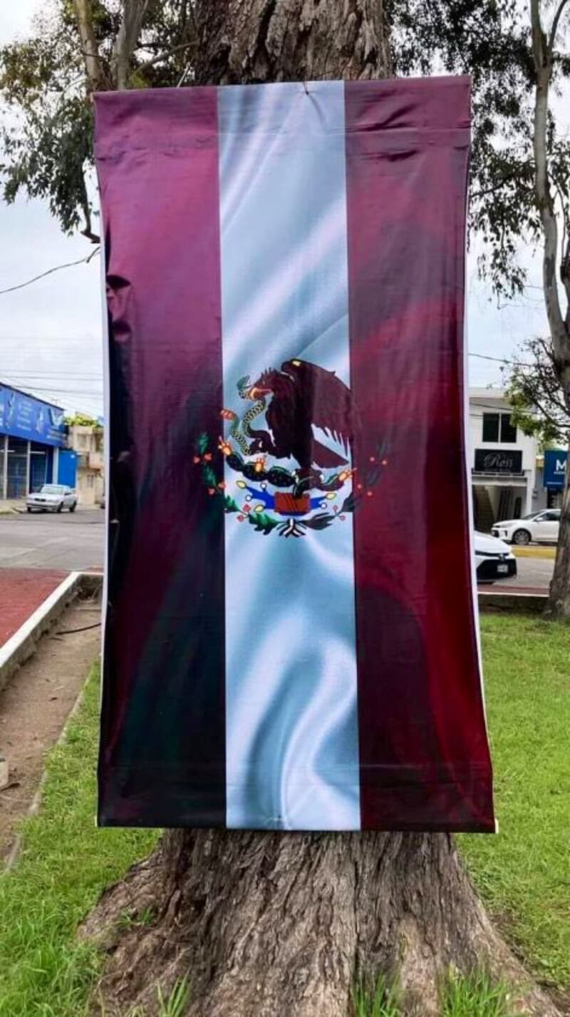 Foto de una bandera de México en la plaza Benito Juárez de Nayarit