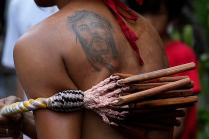 Cientos de devotos filipinos han celebrado el Jueves Santo con una tradición que implica autoflagelarse para honrar el sufrimiento de Cristo en la cruz. Con el rostro cubierto y con ropa roja o negra han recorrido las calles de la ciudad de Mandaluyong, mientras castigaban su cuerpo con cadenas y látigos.