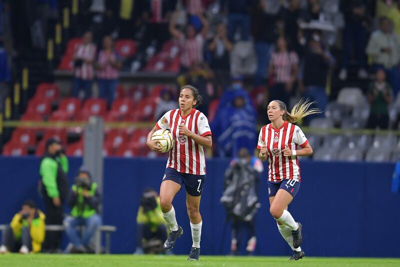 Casandra Montero y Adriana Iturbide llevan el balón al centro del campo luego del descuento en el marcador