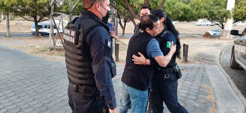 Momento en que comunican a Yasir, padre de Chavita, del hallazgo del menor.