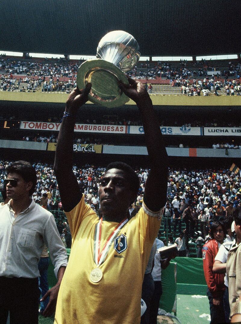 Pelé con el trofeo de la Copa del Mundo en México 1970.